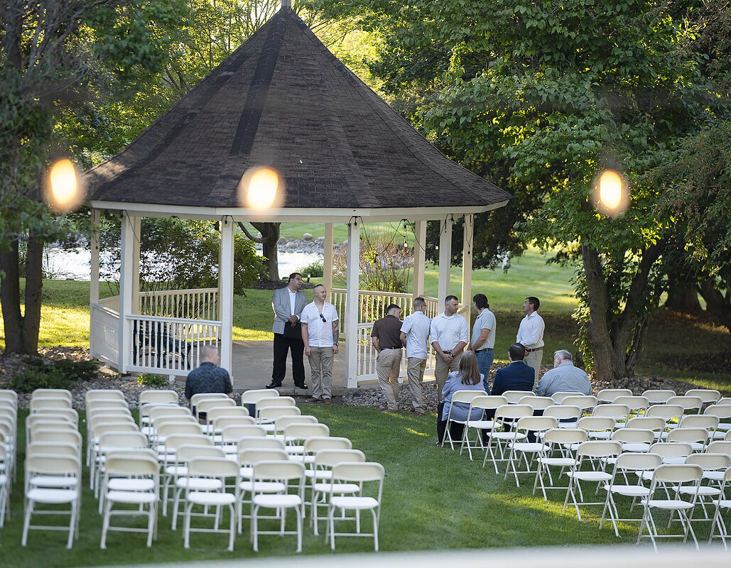 Where to Take Wedding Photos on 10 Acres: A Guide to the Grounds