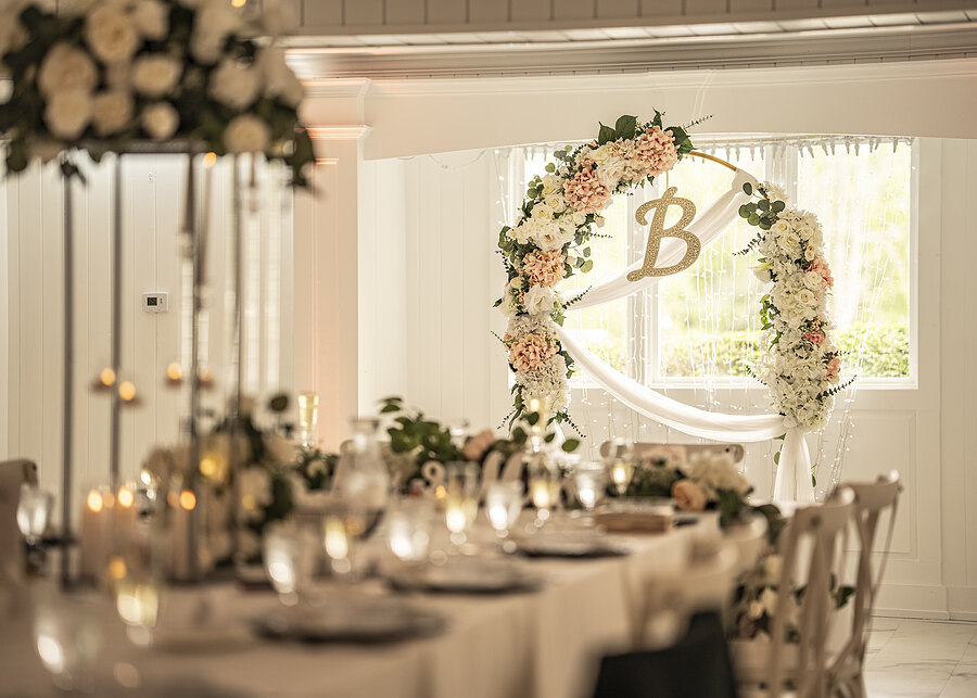 Head table with florals and candles in the banquet hall